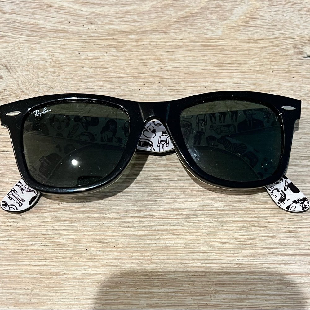 Ray Ban Wayfarers with case